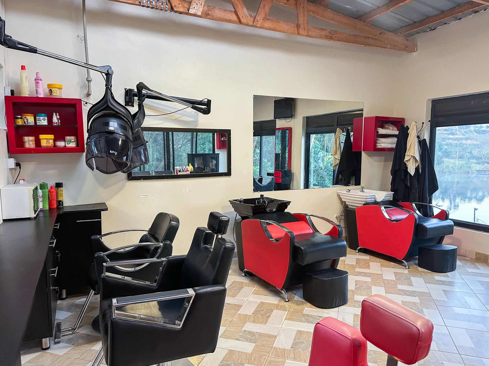 The salon with black washing basins, chairs and a mirrored station